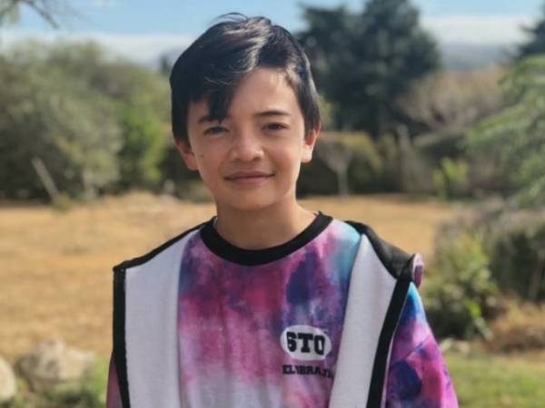 Sexto grado presenta los buzos de la promoci&oacute;n 2020