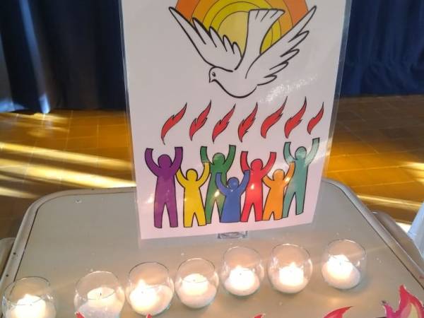 Celebraci&oacute;n de Pentecost&eacute;s en el primario
